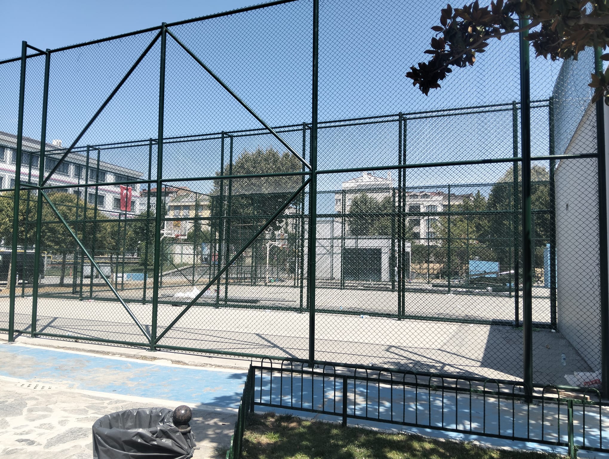 Basketbol ve futbol sahaları çit uygulaması