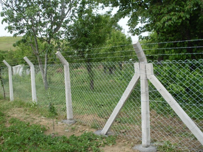 Beton ve boru direkli tel çitler